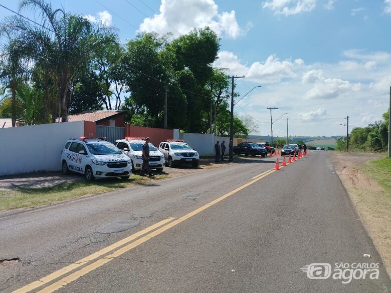 Policiais posicionados na estrada do Broa - 