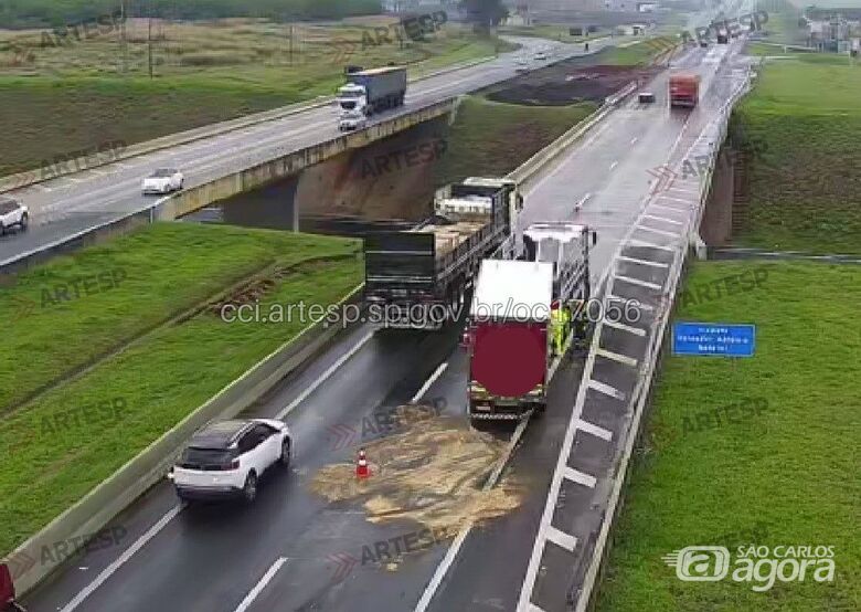 Caminhão tomba após aquaplanar e bater em mureta em Cordeirópolis - Crédito: Artesp