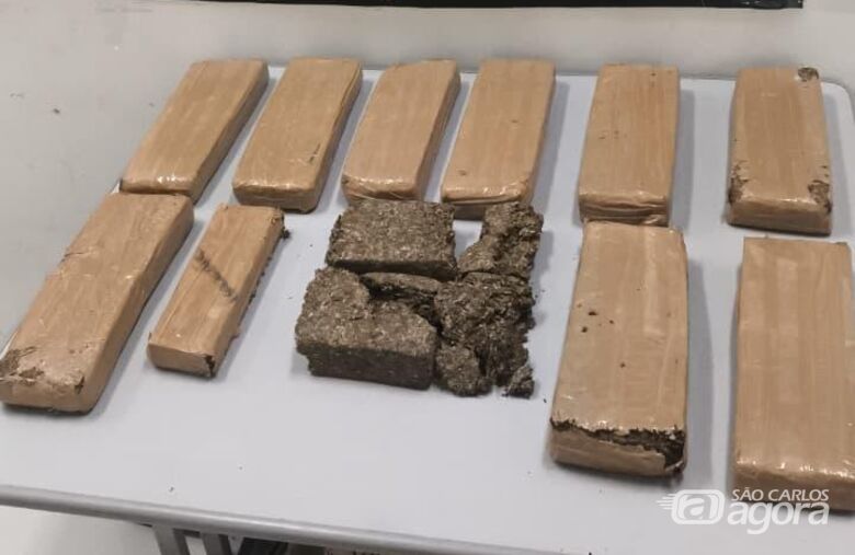 Após tentativa de fuga, dupla é presa pelo TOR com 10kg de maconha na SP-255 - Crédito: Flávio Fernandes 