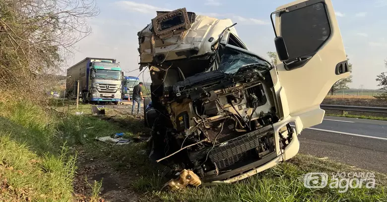 Grave acidente entre caminhões interdita trecho da Rodovia Washington Luís - Crédito: Fala Matão 