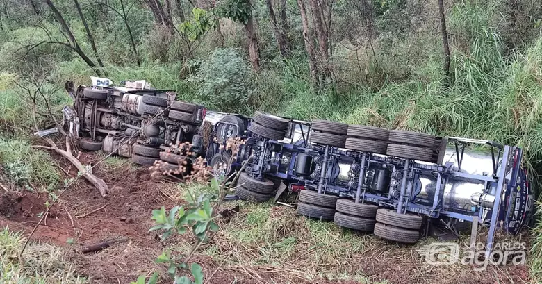 Caminhão carregado com suco tomba após pneu estourar na Rodovia Washington Luís - Crédito: Portal Fala Matão 