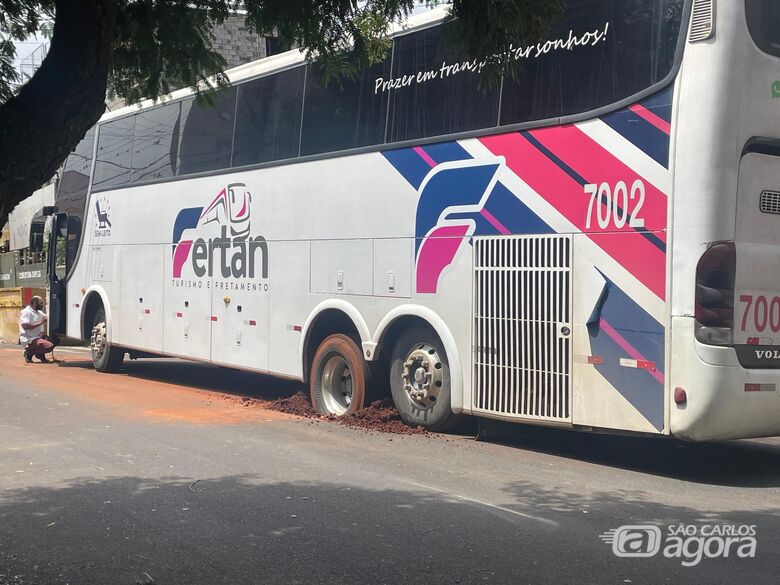 Ônibus atola em buraco na rua Marechal Deodoro  - Crédito: Lourival Izaque