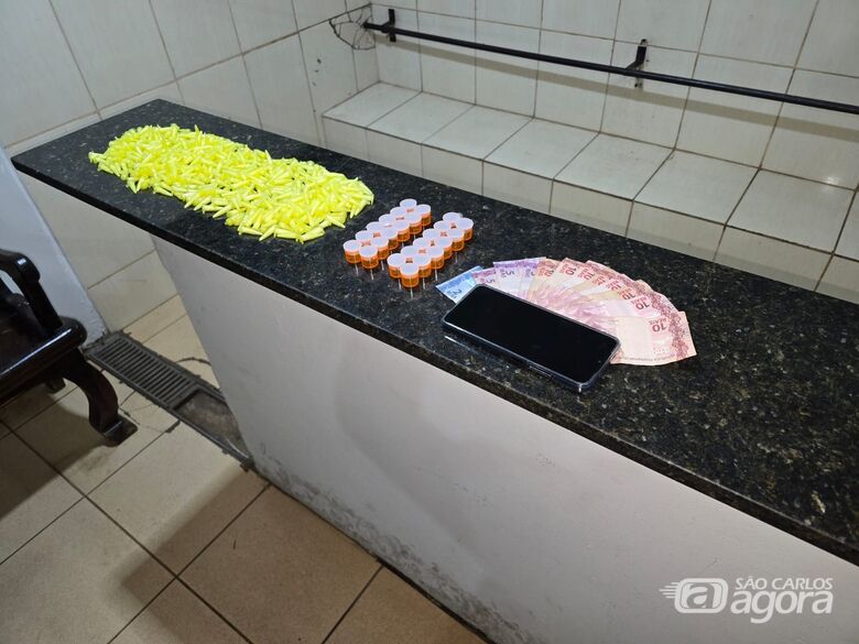 Homem é preso com mais de 500 porções de drogas durante operação da Força Tática - 