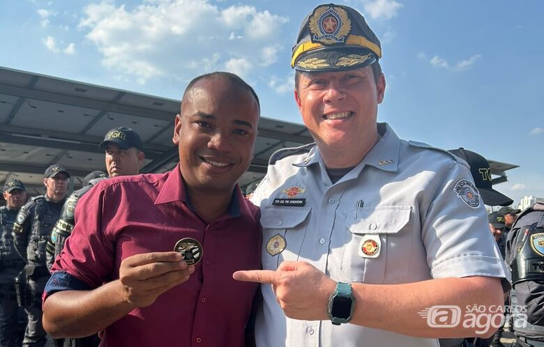 Flávio Fernandes e Tenente-Coronel Junqueira, comandante do 3&ordm; Batalhão de Policiamento Rodoviário de Araraquara: - Crédito: arquivo pessoal 