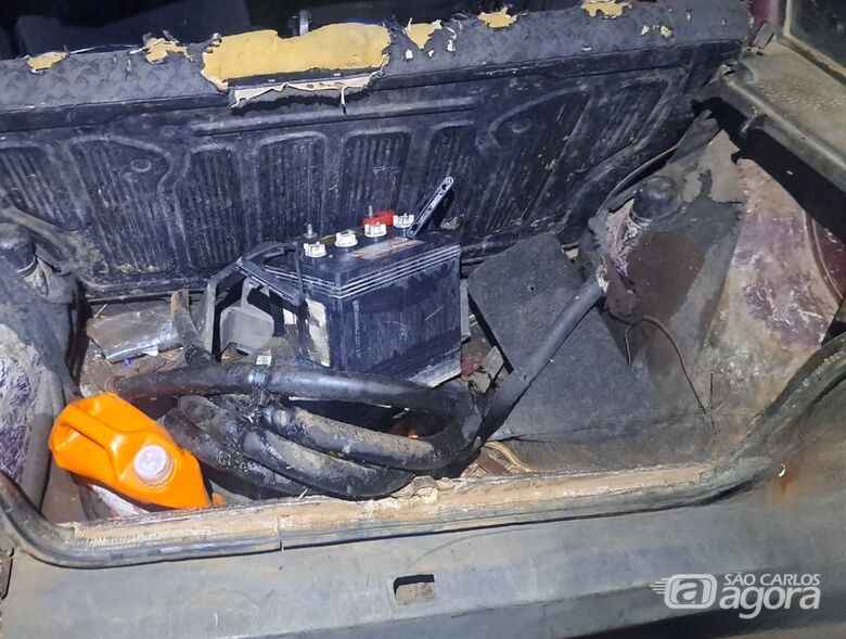 Dupla abandona Uno após ser flagrada furtando baterias de locomotiva em São Carlos  - Crédito: Colaborador