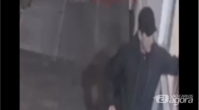 Câmera flagra furto em loja de roupas no Centro de São Carlos -
