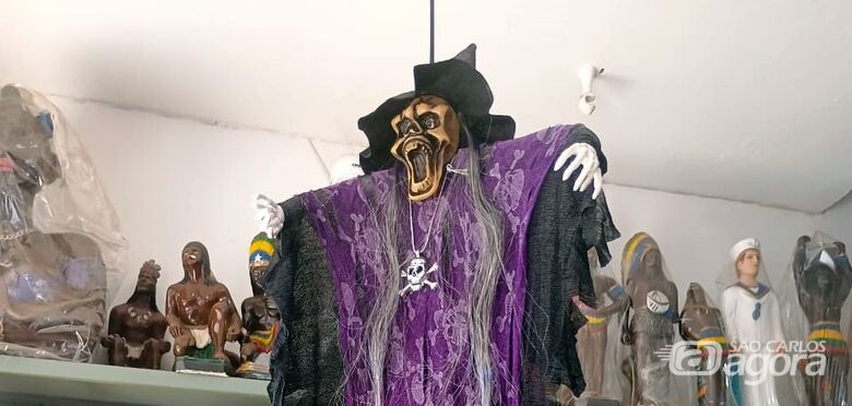 Fantasias e adereços: Dia das Bruxas mexe com imaginação e acaba movimentando o comércio arajeista - Crédito: SCA