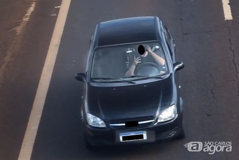 Motorista é flagrado falando ao celular - Crédito: Flávio Fernandes 