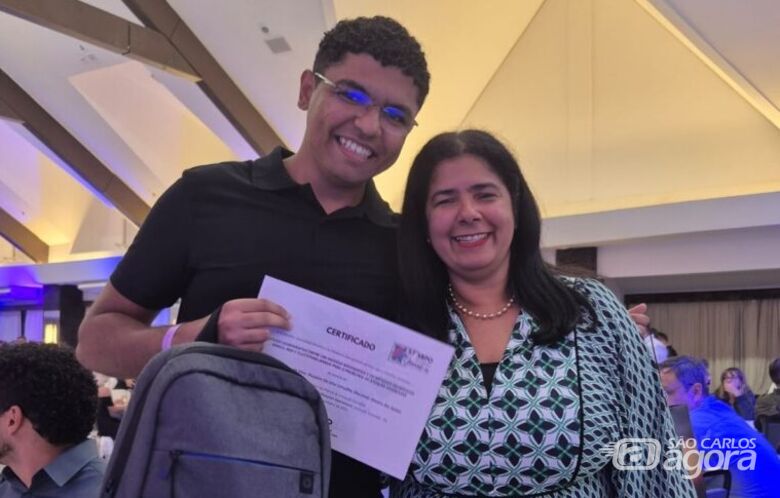 Marcus Vinicius e a professora Maristela Oliveira dos Santos durante a cerimônia de premiação, realizada em Gramado (RS - Crédito: arquivo pessoal