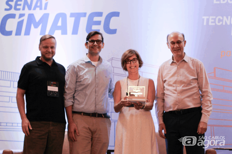 Maria Cristina Ferreira de Oliveira, professora do ICMC, foi homenageada pelo impacto e pelas contribuições à comunidade científica no SIBGRAPI 2025 (Crédito da imagem: SIBGRAPI 2025) - 