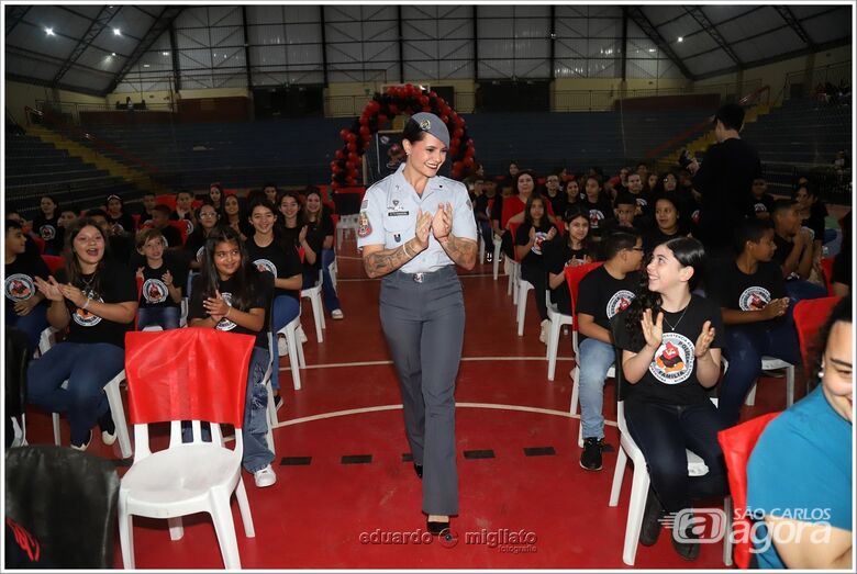 Alunos recebem certificados do PROERD em cerimônia no Ginásio Municipal - Crédito: Eduardo Migliato/Colaboração 