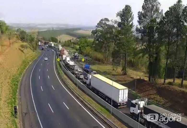 Derramamento de óleo de glicerina interdita SP-310 em Corumbataí e causa congestionamento - Crédito: ARTESP CCI