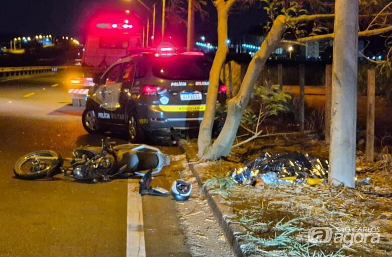 Motociclista morre após colidir contra poste  - Crédito: QRU NEWS 
