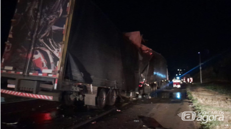 Motorista morre em colisão entre caminhão e carreta na Washington Luís  - Crédito: CCI ARTESP