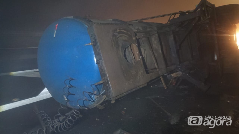 Carreta carregada com fertilizante tomba na Washington Luís  - Crédito: CCI ARTESP