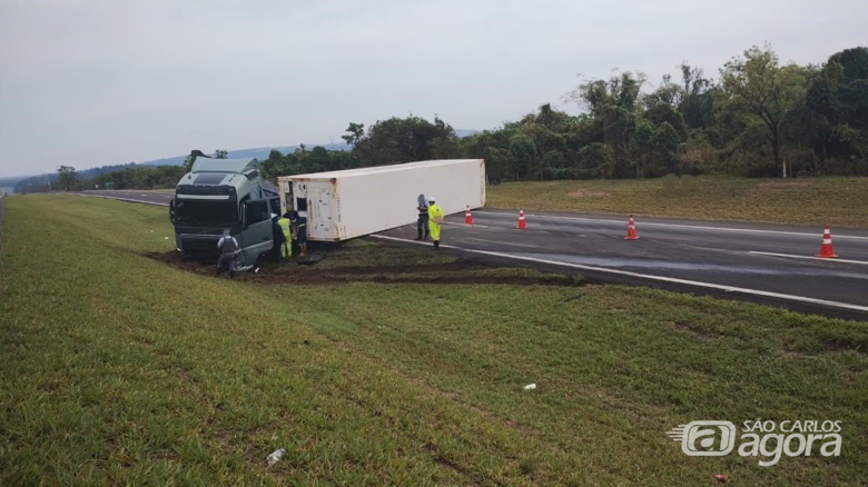 Carreta tomba e interdita rodovia SP-310 - Crédito: CCI ARTESP