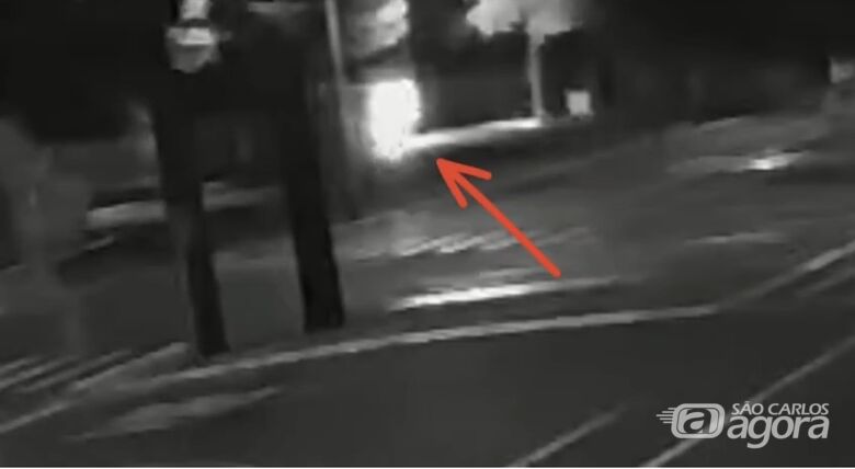 Câmera flagra suspeito ateando fogo em pitstop de entregadores na Trabalhador São-Carlense -