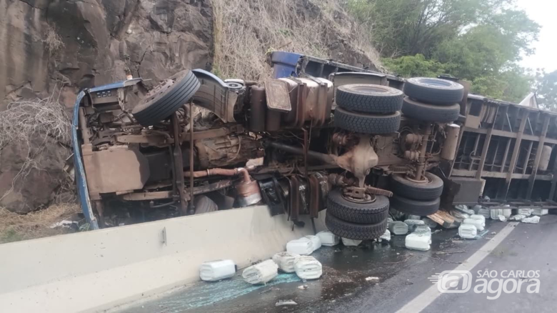 Carreta carregada com fertilizante tomba na SP-225 - Crédito: CCI ARTESP