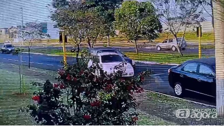 Motorista foge após provocar acidente na avenida Bruno Ruggiero Filho - 