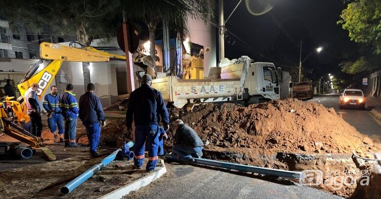 Serviço do SAAE entrou pela madrugada - Crédito: divulgação 