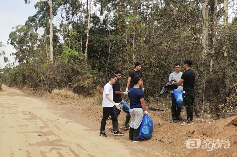 Participantes durante ação da UFSCar no fragmento do Cerrado em São Carlos (Foto: Divulgação) - 