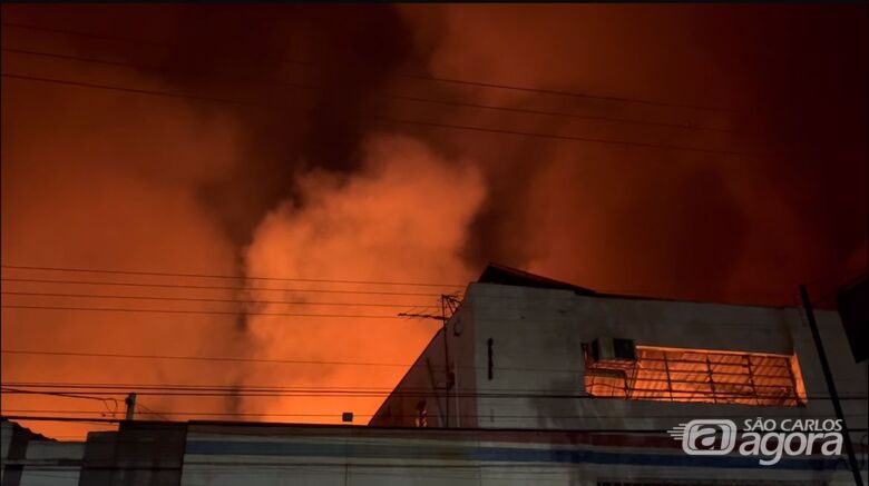 Incêndio de grandes proporções atinge barracão abandonado e mobiliza Corpo de Bombeiros - Crédito: Flávio Fernandes 