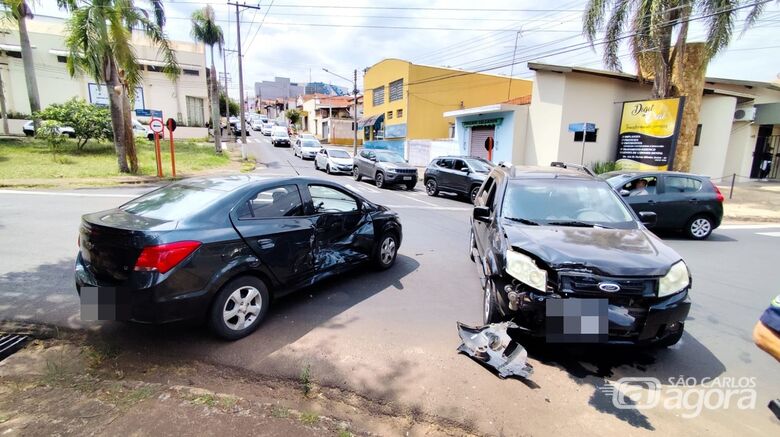Colisão entre dois veículos é registrada no Centro - Crédito: Maycon Maximino