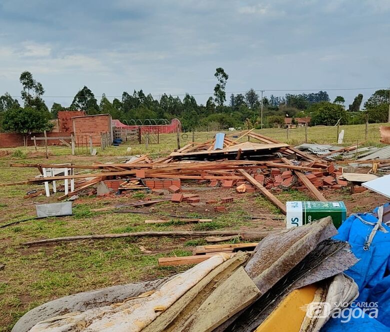 Família perde tudo após forte chuva no Assentamento Nova São Carlos - 