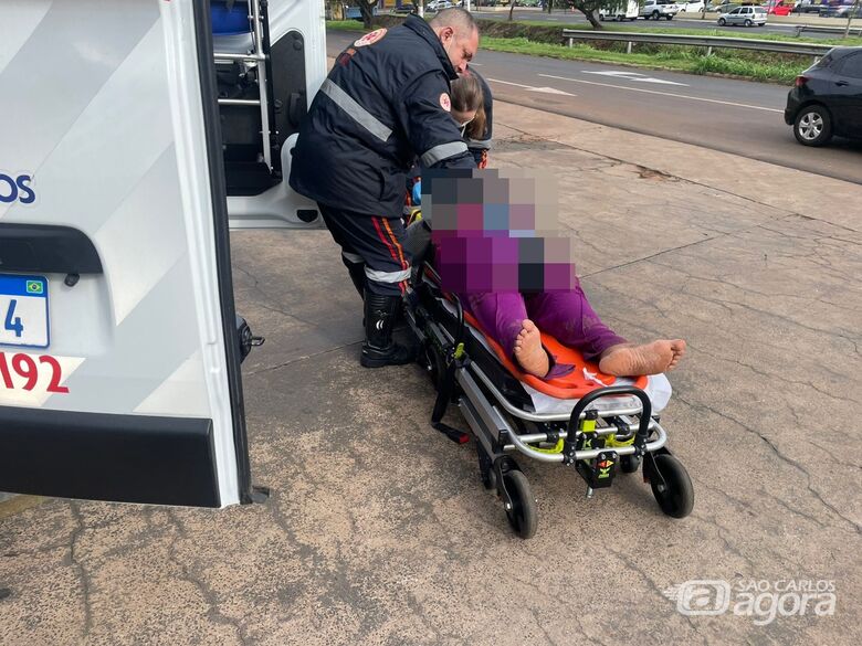 Gestante é resgatada após cair em córrego na Comendador Alfredo Maffei - Crédito: Lourival Izaque