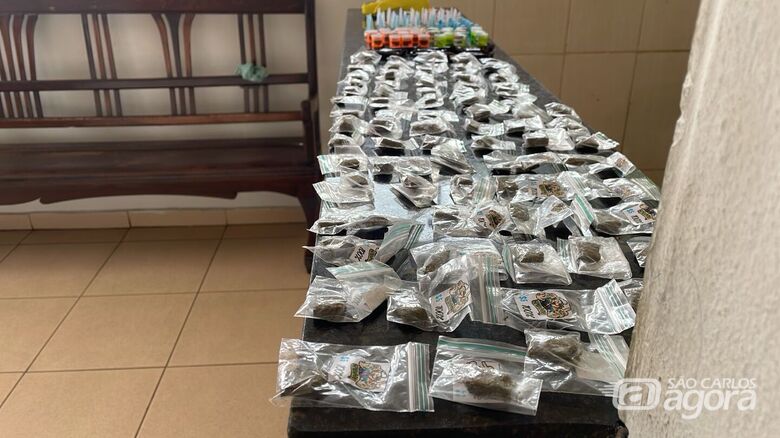 Jovem é preso por tráfico de drogas no Jardim Zavaglia - Crédito: Lourival Izaque