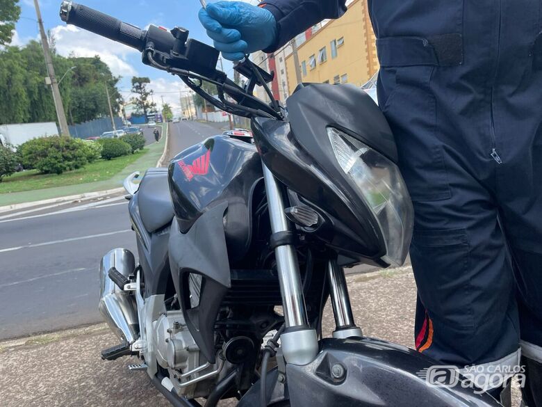 Motociclista e garupa sofrem queda em frente à USP - 