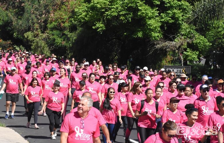 Outubro Rosa mobiliza a cidade com caminhada solidária e baile beneficente -