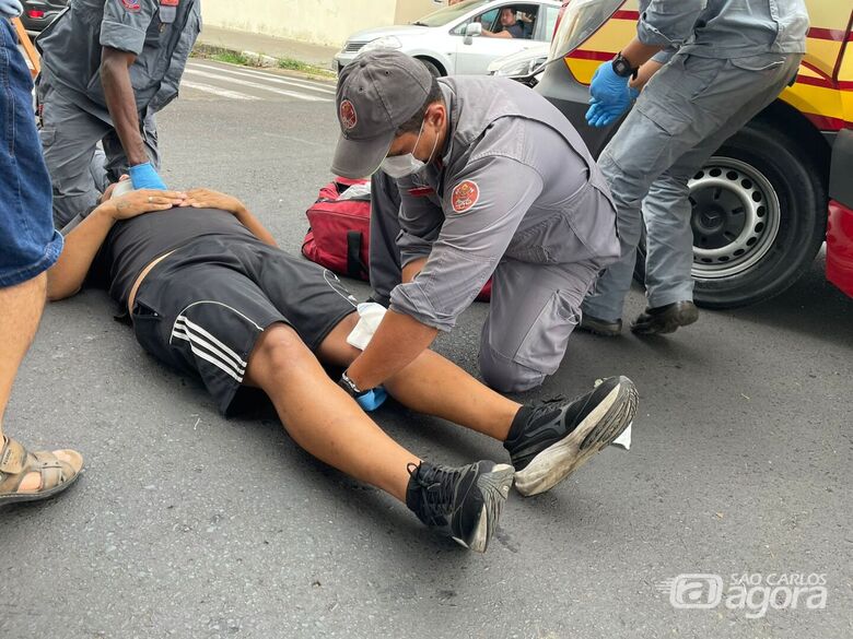 Motociclista fica ferido após colidir com carro em cruzamento na Vila Prado - Crédito: Foto: Lourival Izaque/São Carlos Agora