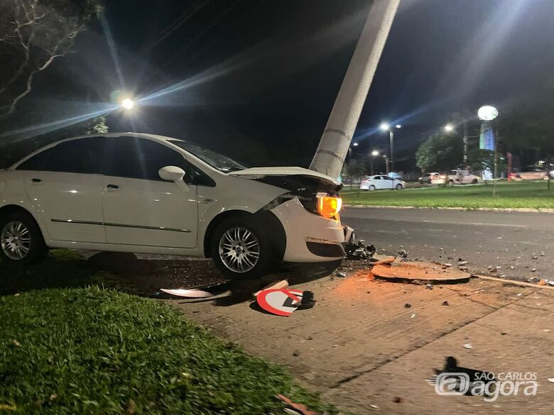 Motorista fica ferido após perder controle e colidir em poste no Santa Felícia - Crédito: Foto: Lourival Izaque/São Carlos Agora