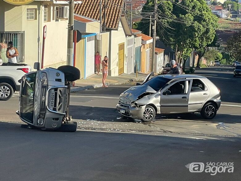Colisão entre dois carros termina em capotamento no Centro de São Carlos - Crédito: Foto: Lourival Izaque/São Carlos Agora