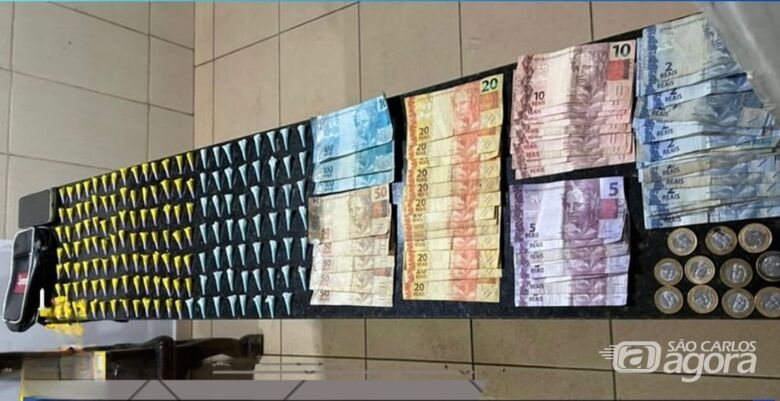 Dois adolescentes são detidos pela Força Tática com 147 pinos de cocaína no Jardim Gonzaga - Crédito: Foto: Divulgação/PM