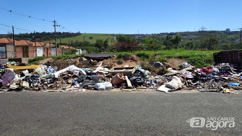 Moradores do Abdelnur reclamam de acúmulo de entulho e lixo em via pública - 