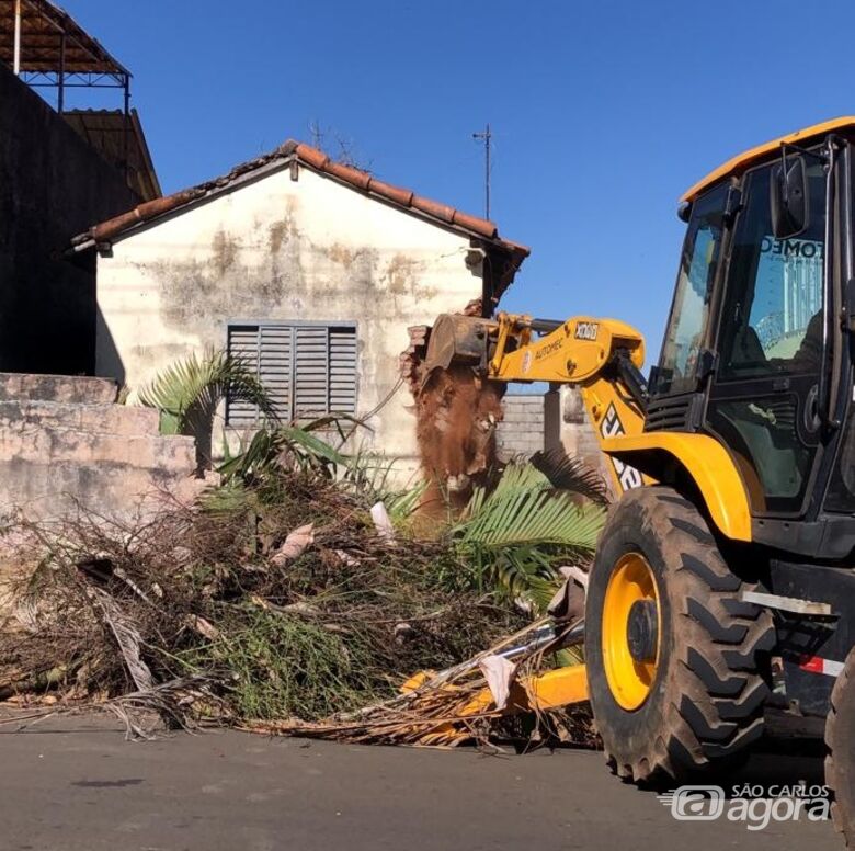 Imóvel abandonado com risco de desabamento é demolido no Jardim Paulista -