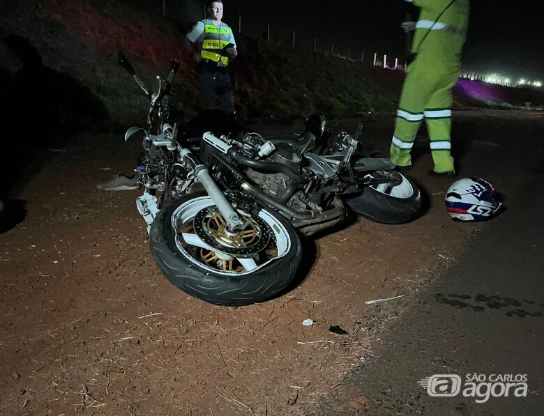 Motociclista morre após bater na traseira de caminhão carregado com laranja em rodovia da região - Crédito: Foto: Flavio Fernandes/São Carlos Agora