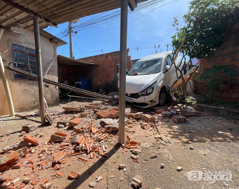 Carro desce desgovernado e colide em muro de residência no Jardim Cruzeiro do Sul - Crédito: Foto: Lourival Izaque/São Carlos Agora