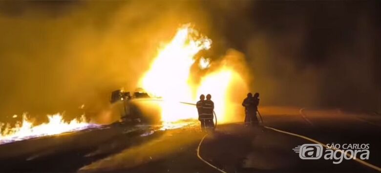 Motorista morre carbonizado após caminhão carregado com combustível pegar fogo na SP-330 - Crédito: Foto: Marcelo Coradelo 
