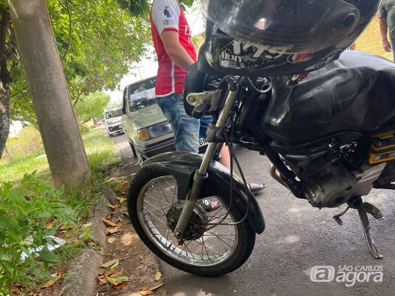 Colisão entre carro e moto deixa motociclista ferido no Santa Felícia - Crédito: Foto: Lourival Izaque/São Carlos Agora