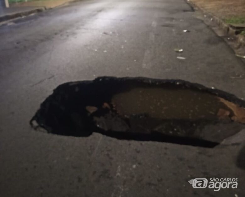 Cratera se abre na Rua São Joaquim e interdita trecho no Centro de São Carlos - 