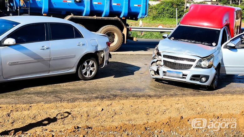 Engavetamento entre três veículos é registrado na rodovia Washington Luís - Crédito: Maycon Maximino