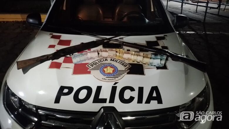 Jovem é preso com armas escondidas em residência durante operação da PM em Descalvado -