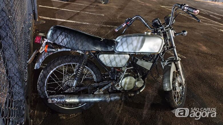 Motocicleta furtada é localizada em terreno baldio em São Carlos - Crédito: Maycon Maximino
