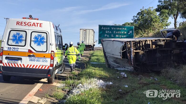 Caminhão tomba após colisão na entrada de Água Vermelha  - Crédito: Maycon Maximino