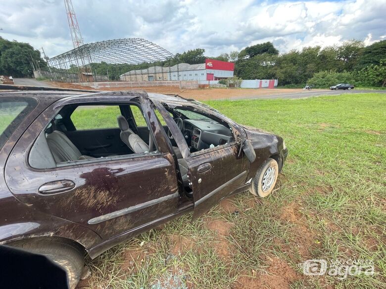 Carro capota após colisão na Washington Luís  - Crédito: Lourival Izaque 