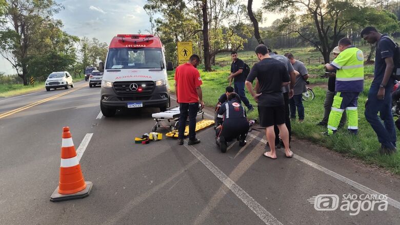 Motociclista fica ferida após colisão na SP-215 - Crédito: Maycon Maximino 