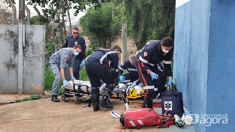 Após ser agredido com pedradas, homem é socorrido em estado gravíssimo em São Carlos - Crédito: Maycon Maximino 